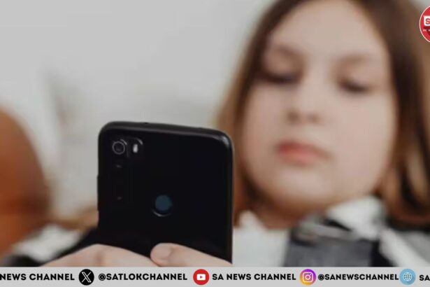 अधिक स्मार्टफोन के इस्तेमाल से लोगों में बढ़ रही हैं पिंकी सिंड्रोम की समस्याएं