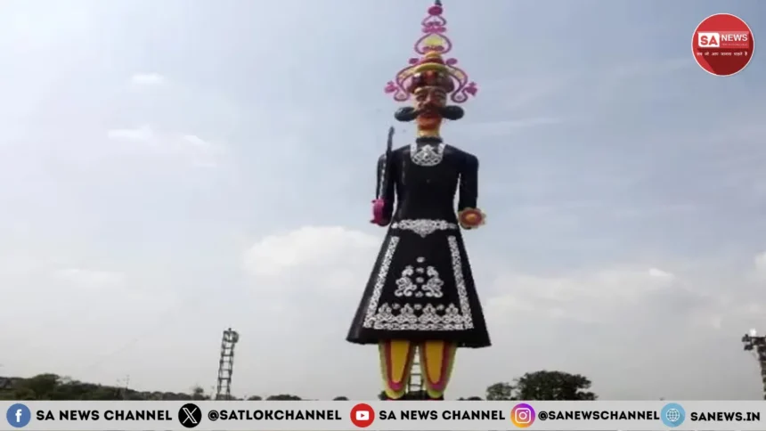 दिल्ली के द्वारका में दशहरे पर जलाया गया 211 फीट लंबा रावण का पुतला 
